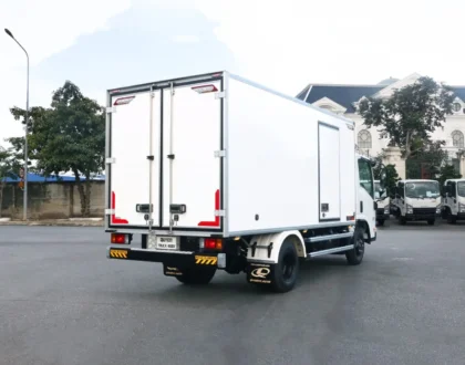 Xe tai thung kin dong lanh ISUZU QMR77HE5A Quyen Auto