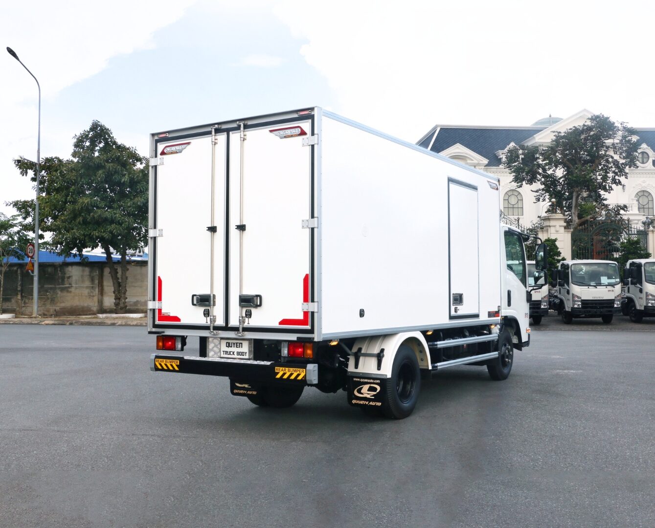 Xe tai thung kin dong lanh ISUZU QMR77HE5A Quyen Auto