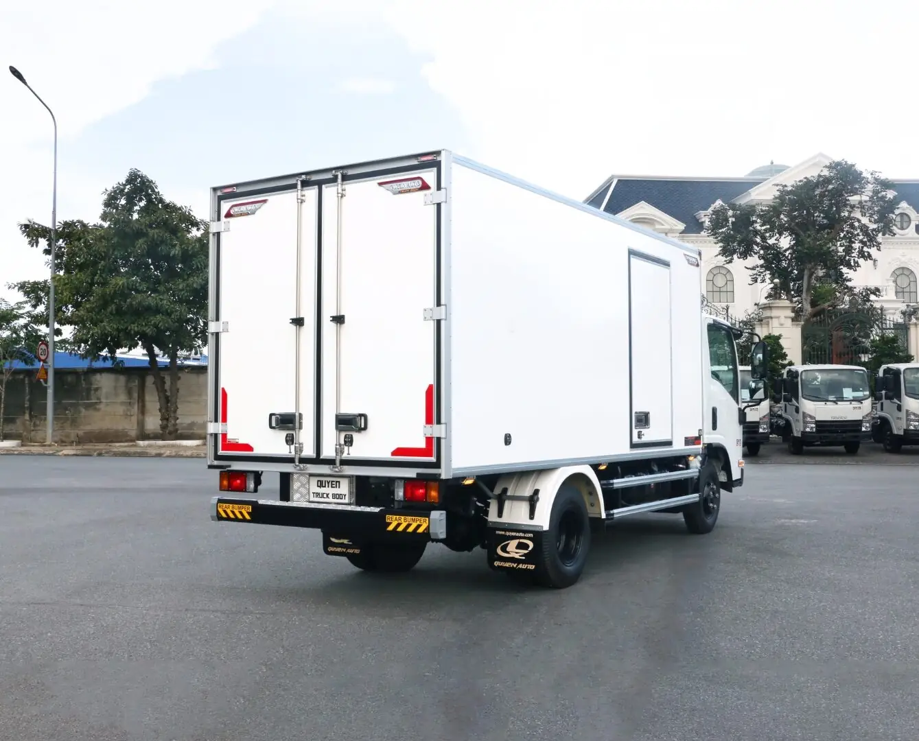 Xe tai thung kin dong lanh ISUZU QMR77HE5A Quyen Auto