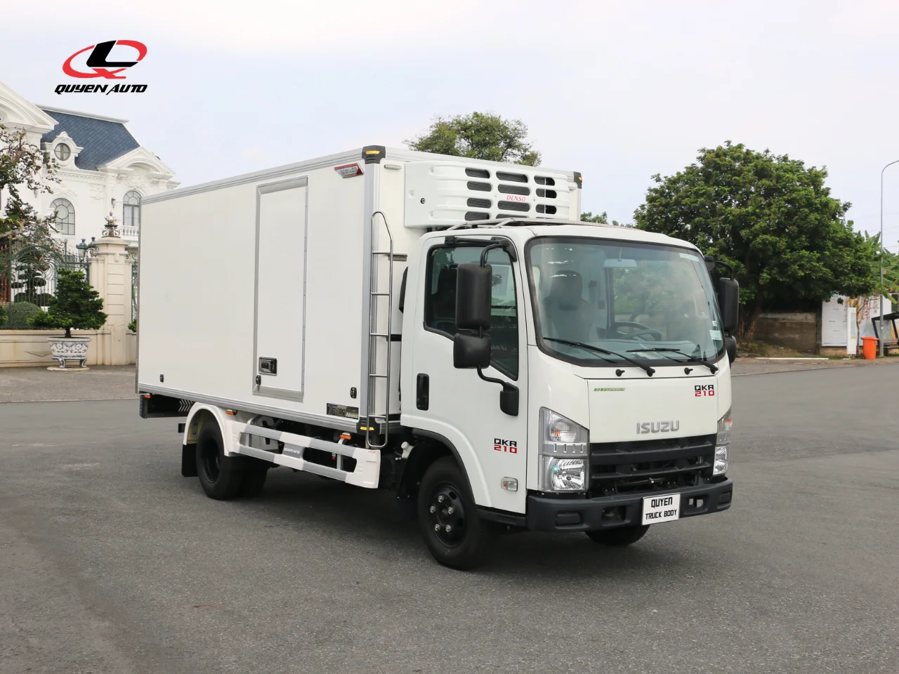 Xe đông lạnh Isuzu QMR77HE5A sử dụng thùng đông lạnh Quyen Auto phục vụ vận chuyển hàng hóa cần kiểm soát nhiệt độ