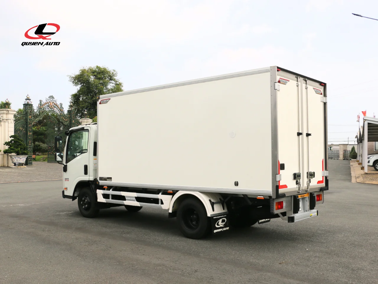 Thùng đông lạnh Quyen Auto trên xe Isuzu QMR77HE5A với kết cấu panel cách nhiệt và khả năng giữ nhiệt ổn định