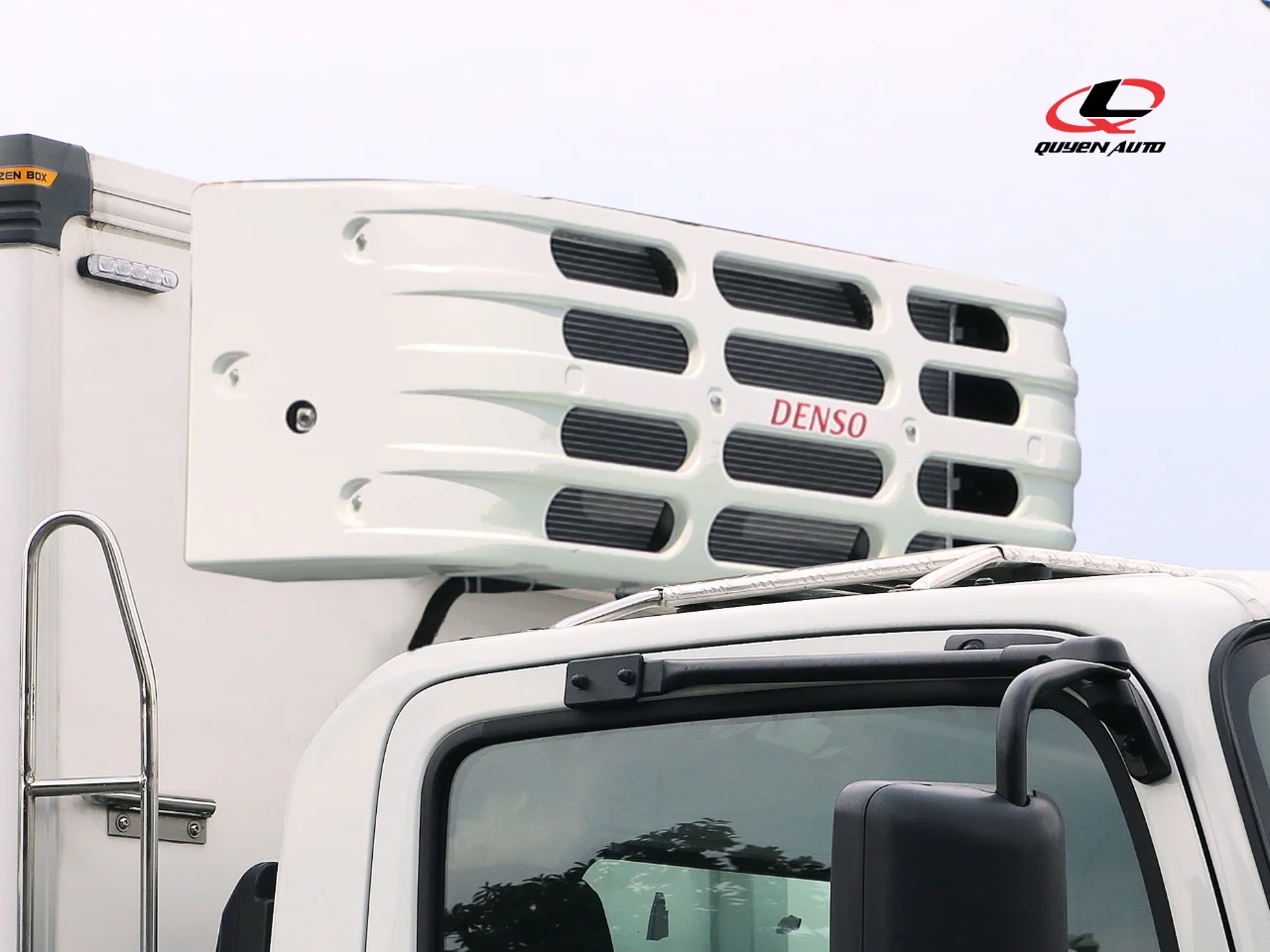 Máy lạnh DENSO DS4 lắp trên xe đông lạnh Isuzu QMR77HE5A giúp duy trì nhiệt độ bảo quản hàng hóa