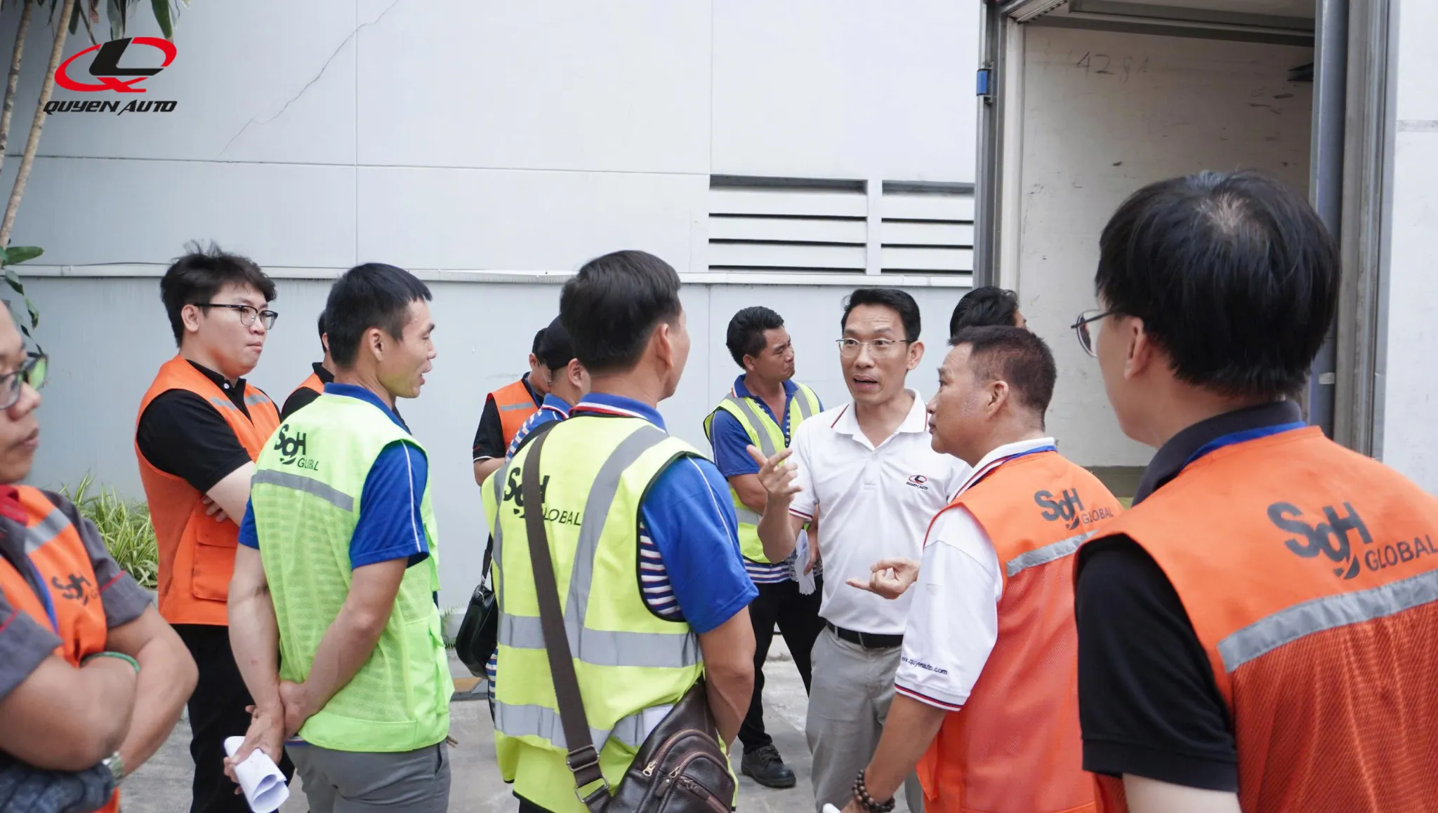 Mr.Tuấn - Quyen Auto hướng dẫn tài xế Sagawa thực hiện quy trình kiểm tra và vận hành xe tải lạnh.